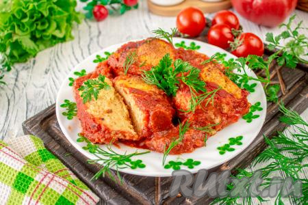 Готовые нежные, вкусные, ароматные рыбные котлеты достаньте из духовки и подавайте с любым гарниром, поливая томатным соусом, в котором запекались котлетки.