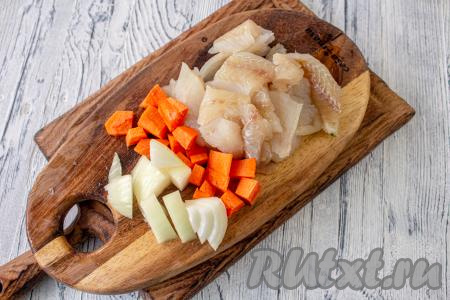 Рыбное филе нарежьте на кусочки. Лук и морковь очистите, нарежьте их на небольшие кусочки. Поместите кусочки моркови, рыбного филе и лука в чашу блендера и измельчите до получения однородного фарша (или воспользуйтесь мясорубкой).