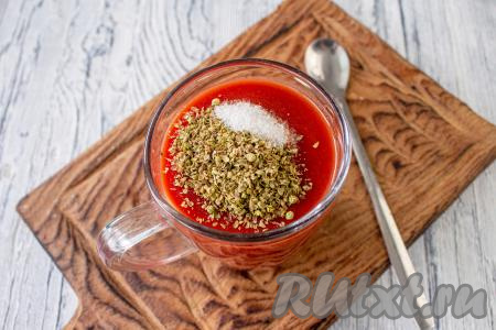 Для приготовления соуса смешайте томатный сок (или томатное пюре, или томатную пасту, разведённую в воде) с прованскими травами, солью и чёрным молотым перцем.