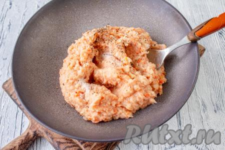 Рыбный фарш переложите в миску, посолите, вбейте сырое яйцо, поперчите, можно добавить любимые специи для рыбы, тщательно перемешайте.