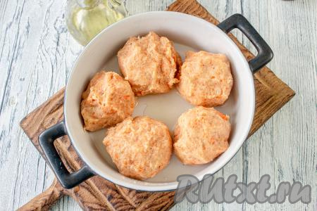 Из фарша сформируйте котлеты. Форму для запекания (у меня круглая форма диаметром 20-22 см) смажьте растительным маслом и выложите в неё заготовки рыбных котлет.