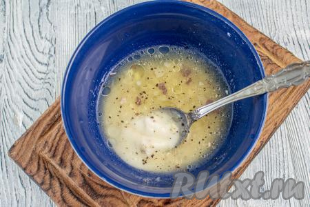 Когда блюдо будет почти готово, возьмите 100-150 мл воды или бульона из сковороды (бульон немного остудите). Смешайте воду или остывший бульон с мукой, солью и чёрным молотым перцем.