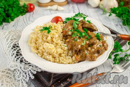 В качестве дополнения к тушёным сердечкам подойдёт любой гарнир. Я подала с отварным булгуром.