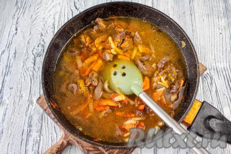 Влейте в сковороду к сердечкам 500 мл воды, доведите до кипения, убавьте нагрев до минимального и тушите под крышкой около 1,5 часов. В процессе приготовления, при необходимости, доливайте понемногу воду.