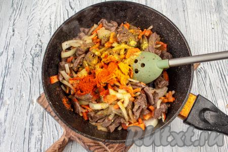 Добавьте приправу, паприку, куркуму, перемешайте и готовьте ещё 1 минуту, чтобы специи раскрыли свой аромат.