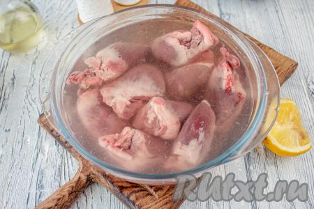 Для того чтобы тушёные сердечки получились мягкими и вкусными, их следует предварительно замочить в воде с соком лимона на 1-2 часа. Вместо лимонного сока можно взять столовый 9% уксус. На 1 литр воды потребуется 1 столовая ложка сока лимона или уксуса.