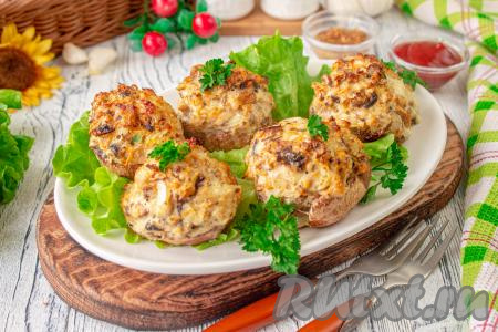 Шампиньоны, фаршированные куриным фаршем в духовке