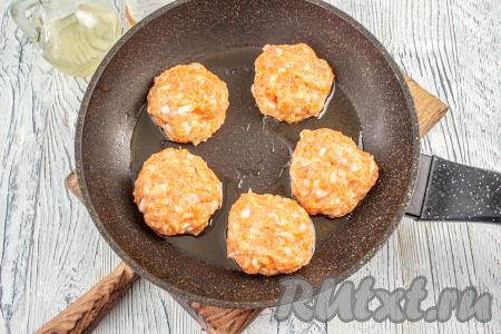 По истечении времени сформируйте из фарша котлеты и выложите их в сковороду, уже разогретую с растительным маслом. Огонь сделайте чуть ниже среднего. Жарьте котлетки с одной стороны 3-4 минуты (до румяности), не накрывая крышкой.