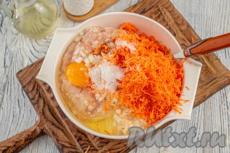 Лук и чеснок очистите и мелко нарежьте. Очистите и натрите на мелкой тёрке морковку. Добавьте подготовленные лук, чеснок и морковку к фаршу, поперчите,&nbsp;посолите по вкусу. Тщательно перемешайте получившийся куриный фарш и оставьте минут на 10-15 (в течение этого времени манка немного набухнет).