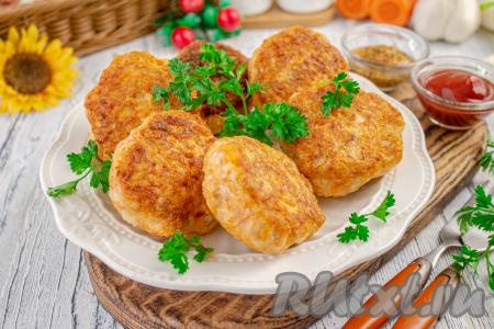 Затем вкусные, аппетитные куриные котлеты, приготовленные с добавлением моркови и лука, переложите со сковороды на бумажное полотенце, чтобы удалить излишки масла. После этого переложите котлетки на блюдо и подавайте к столу с гарниром.