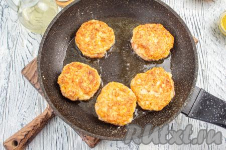 Затем котлеты переверните и готовьте с другой стороны ещё 3 минуты (до подрумянивая), накрыв крышкой сковороду.