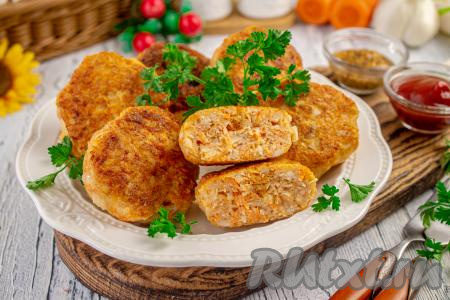 Куриные котлеты с морковью и луком на сковороде
