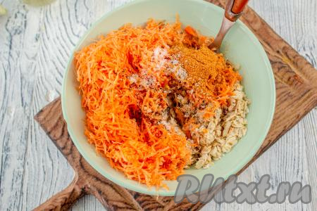 К набухшим и слегка остывшим хлопьям добавьте подготовленные лук с чесноком и морковь. Всыпьте приправу, посолите и поперчите по вкусу.&nbsp;