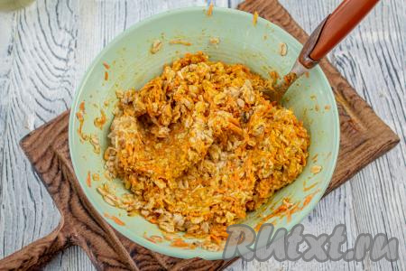 Хорошо перемешайте массу. Масса должна получиться густой, вязкой, она должна хорошо держать форму при лепке котлеток. Если же вдруг масса получилась жидковатой, можно добавить немножко муки. Мне добавлять муку не потребовалось.