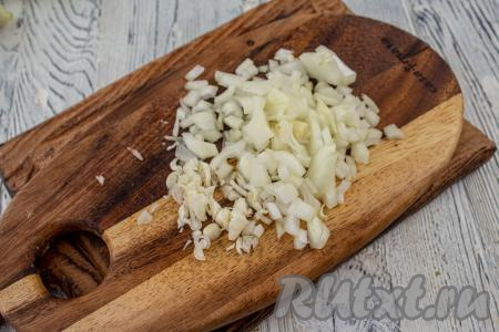 Пока хлопья набухают, лук и чеснок мелко нарежьте. 