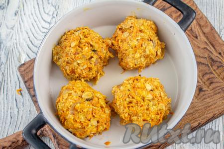 Форму для выпечки смажьте растительным маслом, из морковно-овсяной массы сформируйте котлеты и выложите их в форму. Поставьте котлетки запекаться в заранее разогретую до 200 градусов духовку на 15 минут.&nbsp;