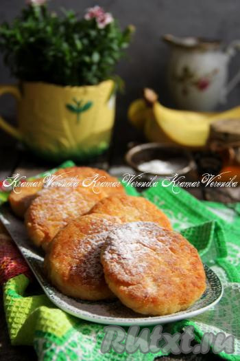 Аппетитные, вкусные, сладкие рисовые биточки переложить со сковороды на тарелку и подать к столу, дополнив сметанкой, вареньем или сгущёнкой. Я присыпала сахарной пудрой.