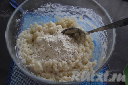 Затем всыпать 1 столовую ложку крахмала (или муки), перемешать. Если масса получилась жидкой и не держит форму, то можно добавить ещё немного крахмала (или муки).