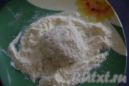 Сформировать биточки размерами с сырник (размер каждого биточка, примерно, 70-80 грамм) и обвалять их со всех сторон в муке (или манке). Я брала рисовую массу ложкой, выкладывала на тарелку с мукой, а затем обваливала со всех сторон в муке.