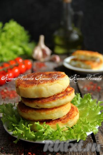 Вкусные, аппетитные, сытные картофельные зразы с яйцом и луком подать к столу в горячем виде.