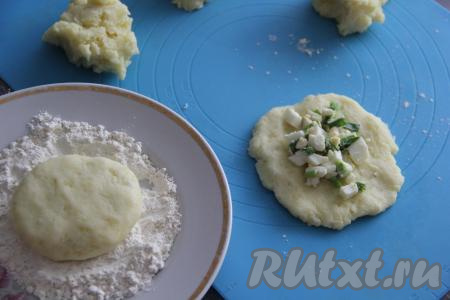 Яйца почистить и нарезать их мелко. Вымыть и нарезать мелко зелёный лук. Если готовите с репчатым луком, то очистите его, мелко нарежьте и обжарьте до мягкости на сковороде, прогретой с растительным маслом, затем остудите. Для приготовления начинки соединить яйца и лук, перемешать, по желанию, можно посолить по вкусу. Я начинку визуально разделила на 6 частей. Каждую часть картофельной массы размять пальцами в лепёшку, в центр выложить часть начинки из лука и яиц. Завернуть начинку в картофельную массу, формируя зразу (я сделала круглую зразу). Аналогично сформировать все зразы, а затем обвалять их со всех сторон в муке.