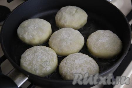 Подготовленные зразы выложить в сковороду, хорошо прогретую с растительным маслом.