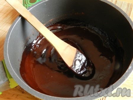 Добавить воду, перемешать. Поставить на огонь, довести до кипения и варить до загустения, постоянно помешивая. Должна получиться густая масса, похожая на расплавленный шоколад. Остудить.
