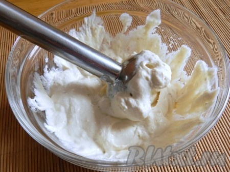 С помощью блендера смешать банан и творог в однородную массу.