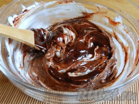 Добавить к творожно-банановой массе шоколад.