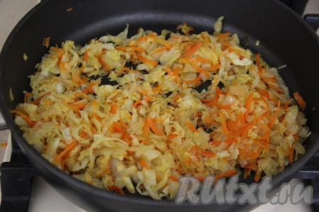 Капуста должна стать мягкой и золотистой. В конце тушения посолить тушёную капусту по вкусу, снять с огня, дать немного остыть и вкусная, аппетитная начинка для картофельных зраз готова.