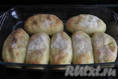 Поставить форму в разогретую духовку и запекать картофельные зразы с капустой минут 25-30 при температуре 200 градусов (до лёгкого золотистого цвета).