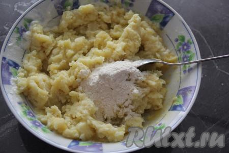 Всыпать муку и перемешать картофельную массу, она должна получиться податливая, из неё легко можно формировать лепёшку.