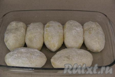 Сформировать из лепёшки с капустной начинкой зразу любой формы. Я сформировала 7 продолговатых зраз. Слегка обвалять зразы в муке и выложить в жаропрочную форму в один слой. Я предварительно слегка смазала форму растительным маслом.