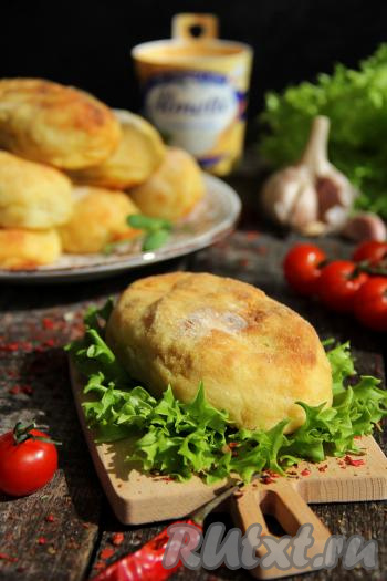 Вкусные, аппетитные, нежные картофельные зразы с капустой достать из духовки, переложить на тарелку и подать к столу в горячем виде.