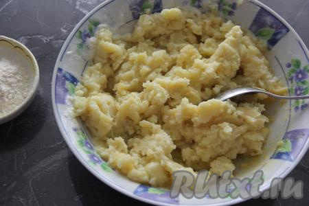 &nbsp;Толкушкой размять картошку в пюре.