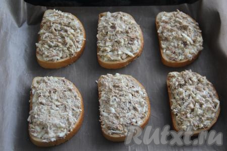 Разложить получившуюся начинку на кусочки батона. 