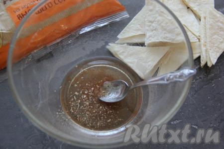 В миску влить масло, добавить соль, сахар и сушёный чеснок, перемешать получившееся пряное масло. Тонкий лаваш нарезать на кусочки любой формы (я нарезала на треугольники).&nbsp;