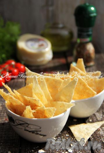 Готовые чипсы из лаваша с сыром переложить на другую тарелку. Аналогично приготовить в микроволновке все кусочки лаваша. Посмотрите, какие красивые и солнечные чипсы получились. Уверена, очень вкусные, с тонким сырным ароматом, хрустящие чипсы из лаваша понравятся и вам, и вашим близким!