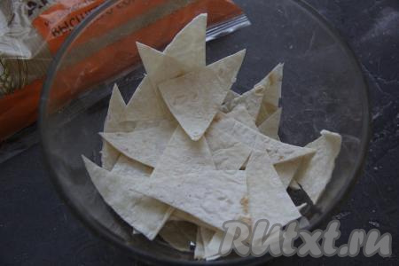 Нарезанный лаваш выложить в миску с пряным маслом, хорошо перемешать. Лаваш должен полностью покрыться маслом со специями.