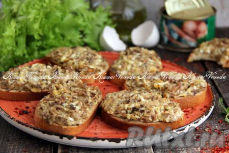Бутерброды с рыбными консервами в духовке