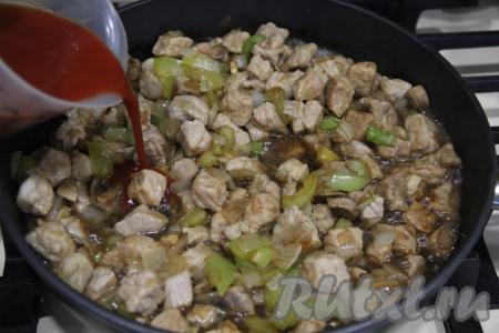 В небольшой ёмкости развести томатную пасту в 200 миллилитрах воды и влить в сковороду, добавить соль, лавровый лист и специи по вкусу.