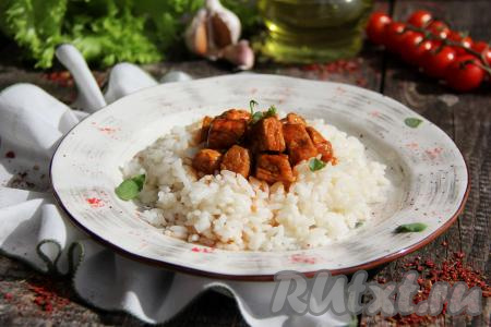 Подать гуляш с любым гарниром (я подала с отварным рисом).