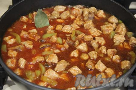 Перемешать гуляш, накрыть сковороду крышкой и томить на медленном огне 30 минут.