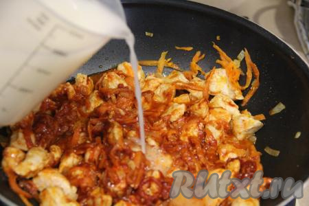 В отдельной ёмкости муку развести в 400 миллилитрах холодной воды и перемешать, чтобы не было комочков. Влить мучную смесь в сковороду.