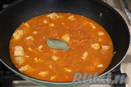 Выложить лавровый лист, перемешать, довести подливу до кипения и сразу убавить огонь. Накрыть сковороду крышкой и томить куриную подливу на медленном огне 20 минут.