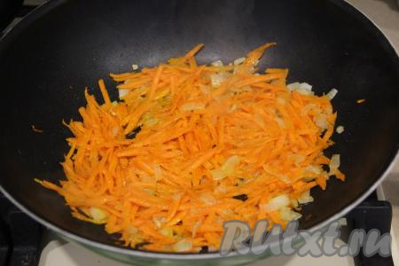 Обжарить овощи, не забывая помешивать, в течение 5 минут.