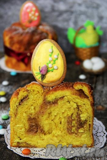 Посмотрите, какой красивый разрез у орехового кулича.