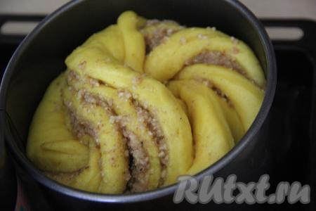 Тесто увеличится в объёме. Выпекать куличи в разогретой духовке минут 35 при температуре 180 градусов. Готовый кулич проверить сухой шпажкой, если после прокалывания шпажка сухая, значит наша выпечка готова.