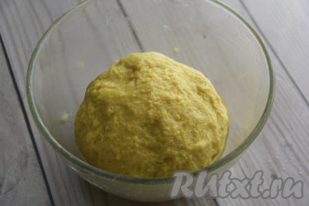 Перемешать сначала ложкой, затем вымесить тесто руками в течение 15 минут. Сформировать колобок и выложить в миску. Накрыть миску полотенцем и поставить в тёплое место на 1,5 часа.