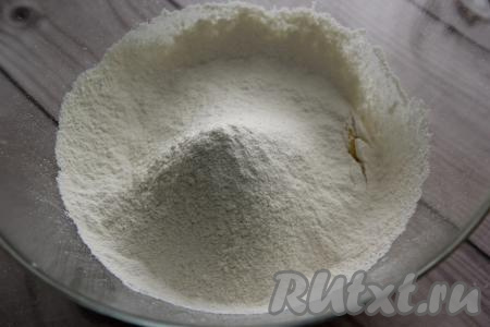 Всыпать просеянную муку.